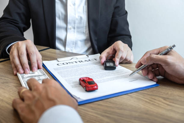 a man signe insurance contrat after get reponse about question : Do I need car insurance ?